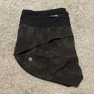 Lululemon green camo lined speed up shorts 2.5” size 6